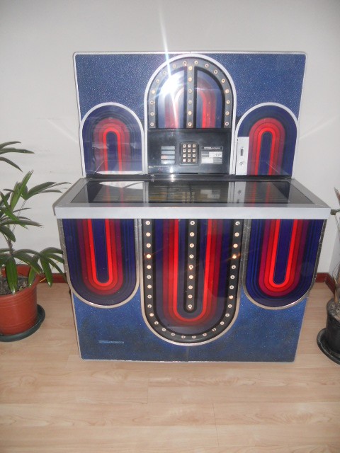 GAMIFICATION-1977-SEEBURG-JUKE-BOX-MODEL-STD4-MARDI-GRAS.jpg