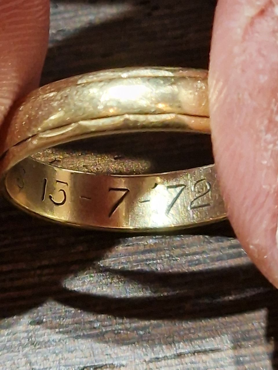 What font is my parents' wedding ring? From the 1970s : r/identifythisfont