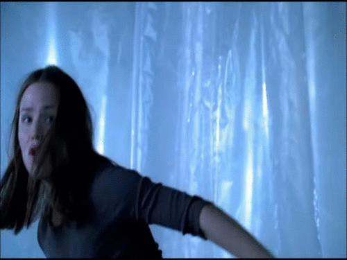 Agentka-o-stu-twarzach-Alias-S03E09.gif