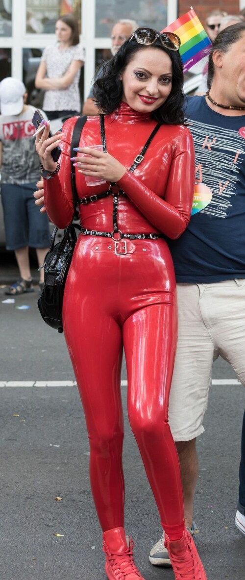 Rotes-latexcatsuit-sexy-Make-up-raucht-Zigarette-mit-Lippenstift--Anna-Rosenmuller-latexdomina-Nurnberg.jpeg