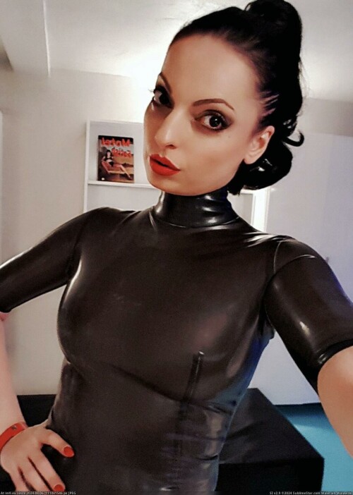 Www.anna-rosenmuller-schwarzes-latexcatsuit-schon-geschminkt-und-geiler-lippenstift-bild-von-wichsenden-sklaven-benjamin-fiegl-an-freundin-anna-rosenmuller-gesendet-wahrend-benjamin-sein-sperma-von-ih.jpg