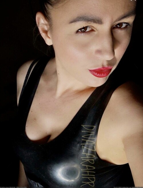 Www.im9.eupictureblackmail-domina-diva-zarah-nurnberg-latexkleid-kontrolle-keuschheitsgurtel-benjamin-fiegl-hilflos-verschlossen-gummi-mediamarkt-wernerkropius-benjaminfiegl-annarosenmuller.jpg