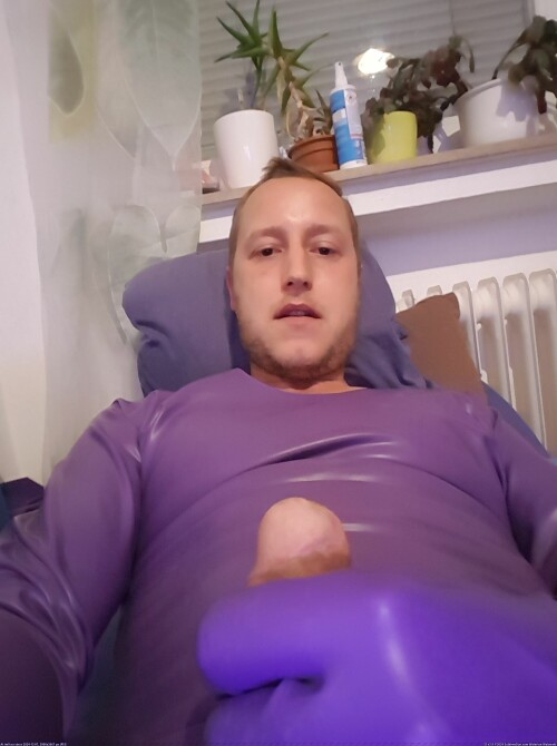 Www.im9.eupicturelatexfetisch-benjaminfiegl-wichst-in-latex-und-latexhandschuh-latexduft-bringt-zum-spritzen-sperma-latexhandschuh-lecken.jpg
