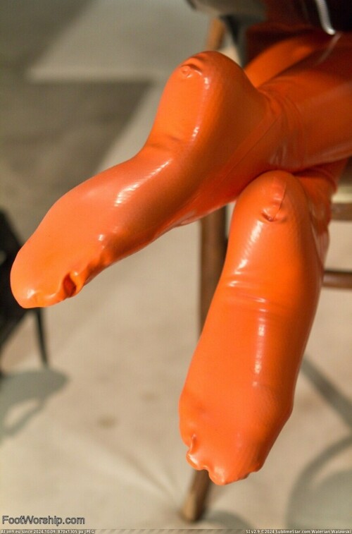 im9.eulatex-fetisch-strumpfe-geruch-sklave-benjamin-fiegl-riecht-und-wichst-seinen-schwanz-ab4488f7175f8ee244.jpg