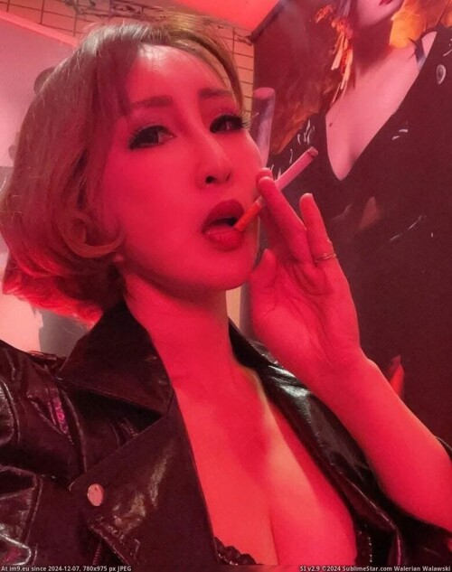 smoking-sexy-Asia-Annarosenmuellerlatexleggins-Annarosenmueller-015736380643-4915736380643-gummiduft-Anna-Rosenmuller-gummiduft-AnnaRosenmuller-Nurnberg-Jauerstr22-latexannarosenmuller-4991149091143-p.jpg