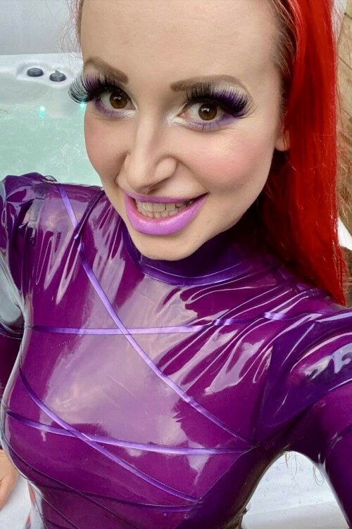 Gummifetisch-hure-Anna-Jennifer-Rosenmuller-lila-latexcatsuit.jpg