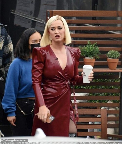 Latex-katy-perry-schwitzt-geil-in-latex-korper-geruch-von-latex-liegt-in-der-luft.jpg