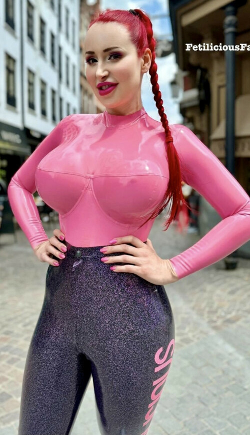 Pink-bubblegum-latexanzug-gummihure-anna-rosenmuller-jauerstrasse22-nurnberg-fetisch-latex-benjamin-fiegl.jpg