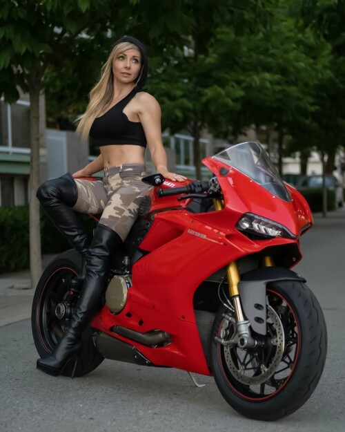 GG.bikergirls376..jpg
