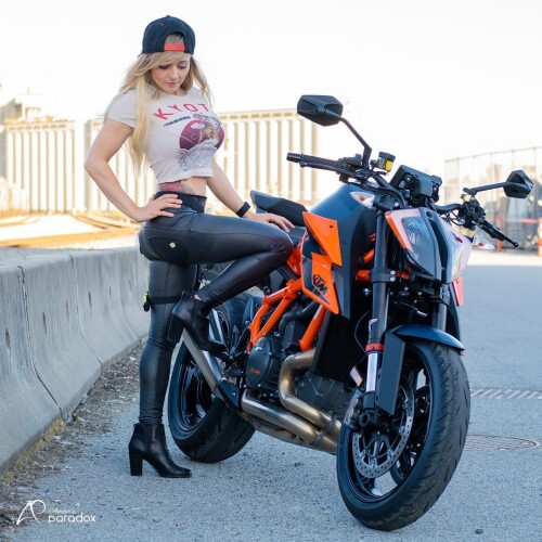 GG.bikergirls376c.jpg