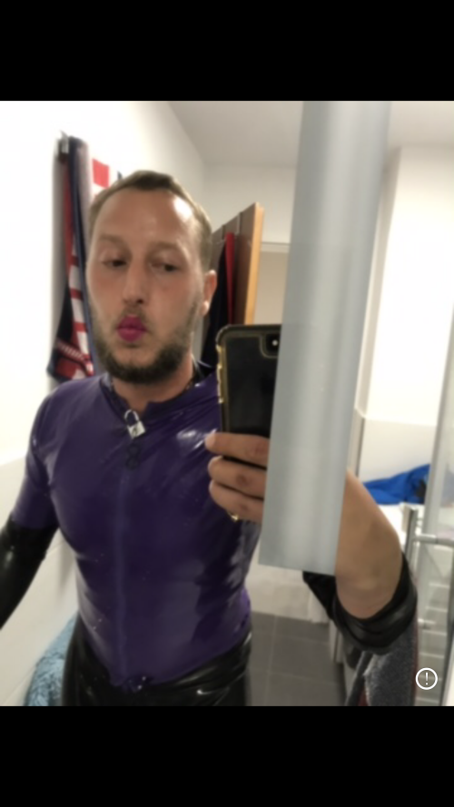 4917663315707-BENJAMINFIEGL-LAEXBENJAMINFIEGL-JAUERSTRASSE22-blosgestellt-cock-condom-hard-jerking-latex-latexsklave-outing-permanent-pink-verified-verifiziert-2.png