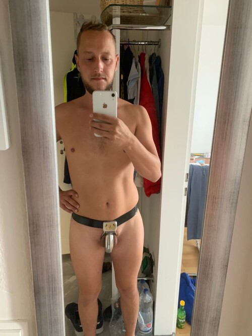 4917663315707-BENJAMINFIEGL-LAEXBENJAMINFIEGL-JAUERSTRASSE22-blosgestellt-cock-condom-hard-jerking-latex-latexsklave-outing-permanent-pink-verified-verifiziert.jpg