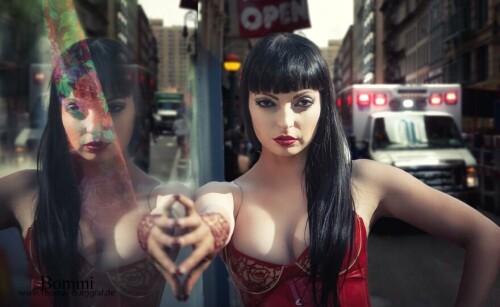 Emanuela-solomie-Diva-Nova-Latex-domina-Latex-Smoking-melkt-Sklave-Benjamin-fiegl.jpg