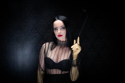 Emanuelasolomielatexfetisch-latexsmoking-latexhandschuhe-Sexy-rauchende-domina-Diva-Nova-sendet-Sklaven-BenjaminFiegl-Freundin-AnnaRosenmuller-Video-latexhandschuhe-ubers-Gesicht-zum-lstexduft-riechen.jpg
