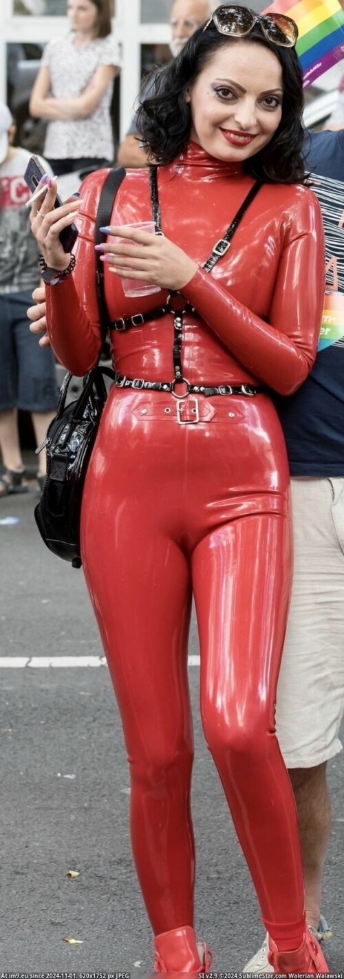 latexsmoking-hiv-aids-nutte-anna-rosenmuller-latexinpublic-latexcatsuit-fetisch-und-rauchen-wahrend-der-latexgeruch-einatmen-ihre-fotze-nass-macht.jpg